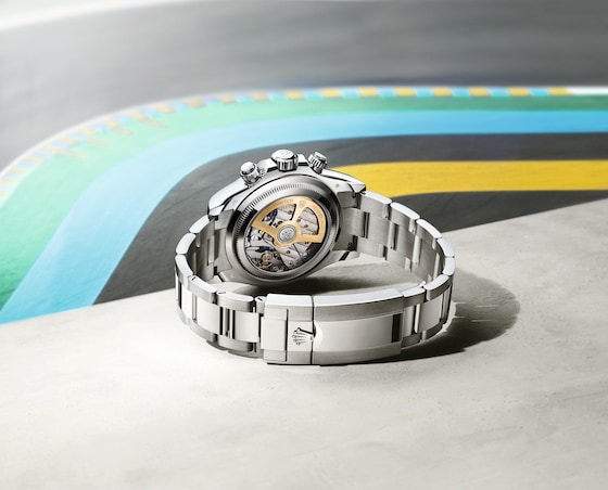 The Oyster case of the Cosmograph Daytona created in honour of the 24 Hours of Le Mans centenary is fitted with a transparent case back in sapphire. 