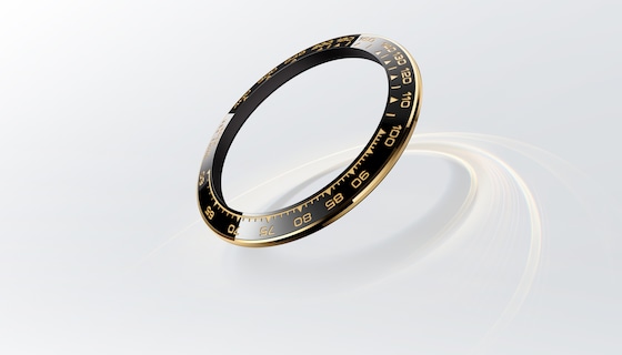 Cerachrom bezel edged with band of 18 ct yellow gold, with tachymetric scale 