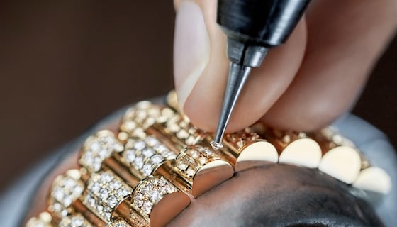 Gem-setting of a President bracelet with diamonds
