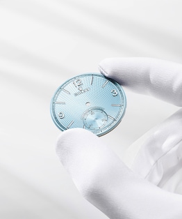 At Rolex, ice blue dials are reserved exclusively for models in 950 platinum. This ice blue dial (Perpetual 1908) features a guilloche rice-grain motif