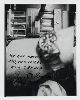 太空人斯圖爾特・A.・羅薩在執行太陽神14號任務期間為自己佩戴的GMT-Master腕錶拍攝的照片，附本人親筆留言。