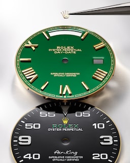 綠色漆面錶面，配刻面組合羅馬數字及刻面鐘點標記（Day-Date 40），以及黑色漆面錶面（Air-King）