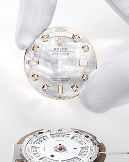 珠光白色珍珠母錶面，鑲鑽鐘點標記（Day-Date 36）