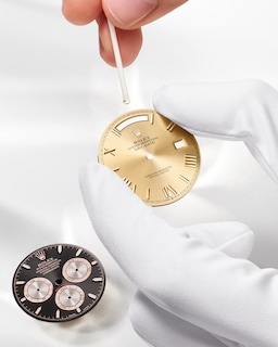亮黑色錶面配日亮金色計時盤（Cosmograph Daytona），以及香檳色錶面配刻面組合羅馬數字及刻面鐘點標記（Day-Date 40）