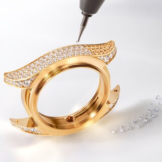 Setting the side of an 18 ct yellow gold middle case with brilliant-cut diamonds