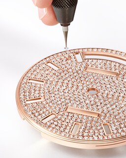 Setting a paved dial in 18 ct pink gold with diamonds