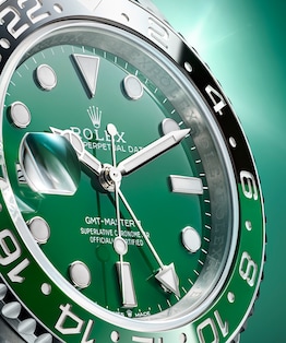 白色黃金款Oyster Perpetual GMT-Master II 18K腕錶綠色Cerachrom陶瓷錶面的特寫