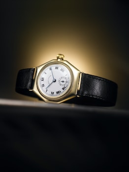 1926 – Die Oyster ist mit ihrem hermetisch verschlossenen Gehäuse gleichen Namens die erste wasserdichte Armbanduhr der Welt.