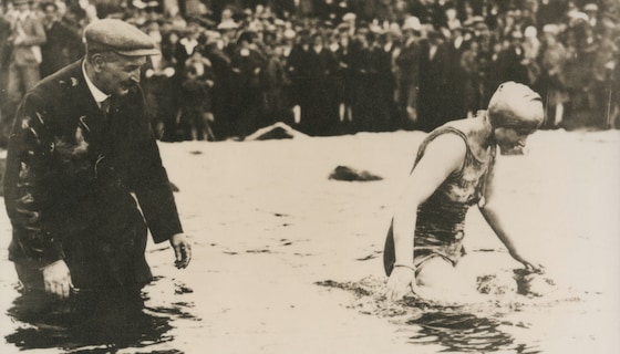 1927 - Le 7 octobre 1927, Mercedes Gleitze traverse la Manche à la nage en quinze heures et quinze minutes, équipée d’une montre Oyster de Rolex.
