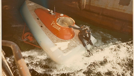 劳力士腕表被紧系于HYCO潜水艇外侧，通常位于机械臂上。