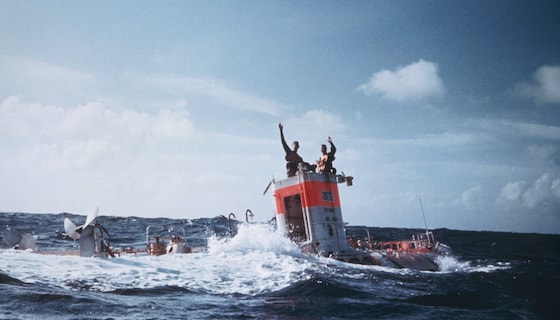 O oceanógrafo suíço Jacques Piccard e o tenente da marinha estadunidense Don Walsh são os primeiros a descer na Fossa das Marianas, a parte mais profunda dos oceanos.