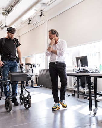 Grégoire Courtine watches Gert-Jan Oskam take his first steps after surgery at the gait analysis lab.