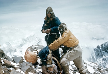 SIR EDMUND HILLARY AND TENZING NORGAY CLIMBING MOUNT EVEREST IN 1953.