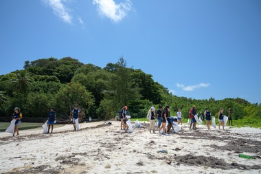 MISSION BLUE FOUNDER SYLVIA EARLE AND HOPE SPOT CHAMPION ANGÉLIQUE POUPONNEAU JOIN A BEACH CLEANUP ON LONG ISLAND IN THE SEYCHELLES.