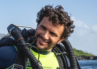 Rolex Awards for Enterprise Laureate and ichthyologist Luiz Rocha and Under The Pole Co-Founder Ghislain Bardout are conducting their final equipment checks before embarking into the sea. The two have maintained a long-term partnership since connecting through the Rolex Perpetual Planet Initiative.