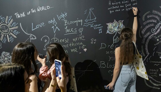 装置艺术，《Dream Wall》，雅典音乐学院，由赛琳娜・卡密尔创作，观众可在一张黑板上写下自己的梦想。