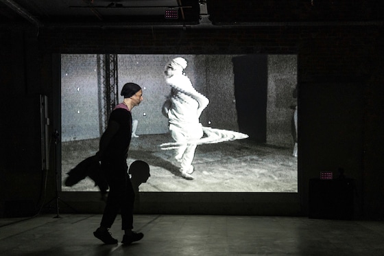 装置艺术，《Repetition Compulsion》，雅典音乐学院，由舞蹈门生贾森・阿齐拉・松玛创作，当人们在空间中移动或舞蹈时，镜中的形象会滑稽地扭曲变形。