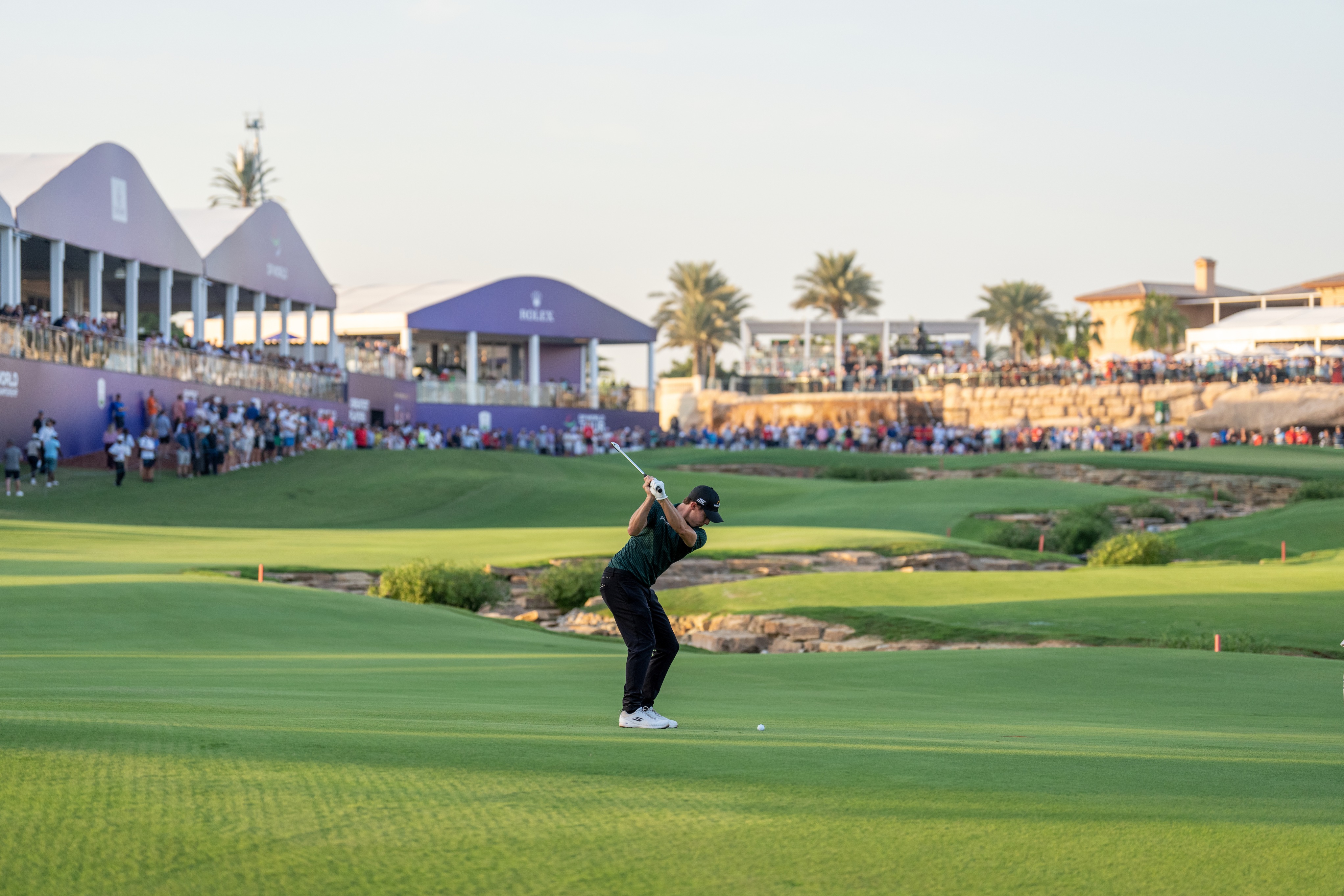 ROLEX TESTIMONEE MATT FITZPATRICK HITS AN APPROACH ON THE 18TH HOLE AT THE 2022 DP WORLD TOUR CHAMPIONSHIP, DUBAI