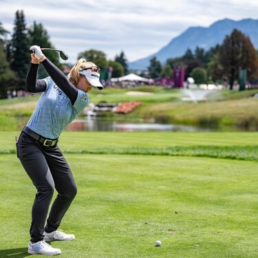ROLEX TESTIMONEE AND 2022 CHAMPION BROOKE HENDERSON PLAYS A TEE SHOT AT THE 2023 AMUNDI EVIAN CHAMPIONSHIP
