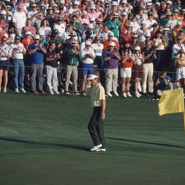 ROLEX TESTIMONEE BERNHARD LANGER WALKING TO THE 18TH GREEN ON HIS WAY TO WINNING THE 1993 MASTERS TOURNAMENT