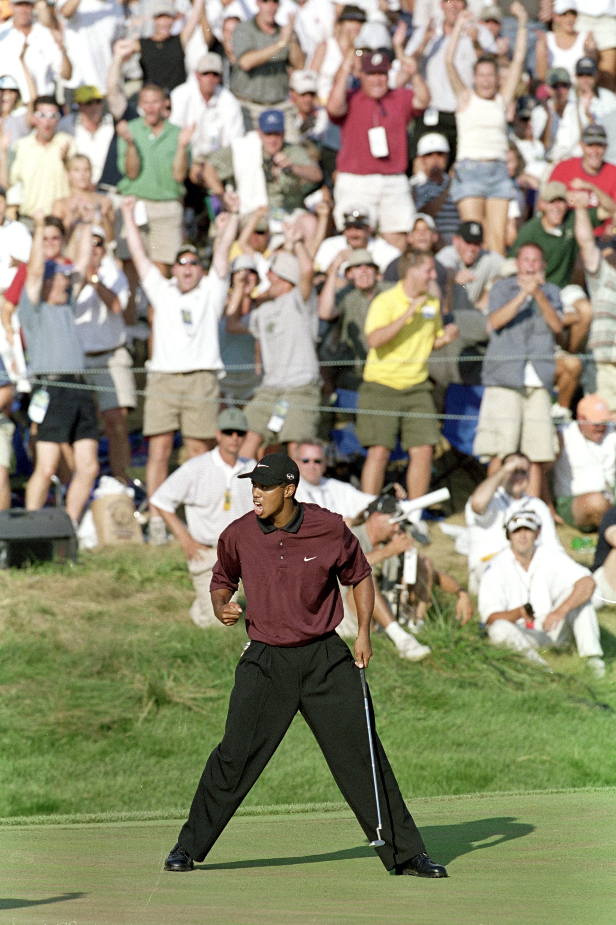 ROLEX TESTIMONEE TIGER WOODS CELEBRATES A PUTT DURING THE 2000 PGA CHAMPIONSHIP