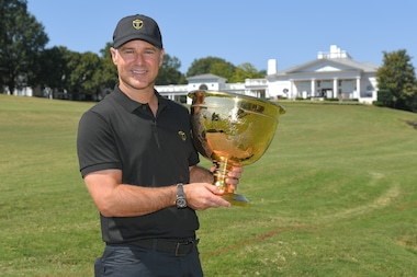 ROLEX TESTIMONEE AND INTERNATIONAL TEAM CAPTAIN TREVOR IMMELMAN WITH THE PRESIDENTS CUP™ TROPHY, 2021