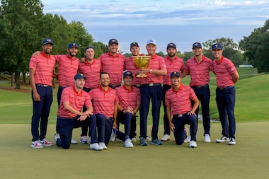 THE VICTORIOUS U.S. TEAM, CAPTAINED BY ROLEX TESTIMONEE DAVIS LOVE III CELEBRATE WINNING THE PRESIDENTS CUP™ 2022 AT QUAIL HOLLOW CLUB, U.S.A