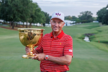 ROLEX TESTIMONEE AND WINNING U.S. TEAM CAPTAIN DAVIS LOVE III WITH THE PRESIDENTS CUP™ TROPHY, 2022