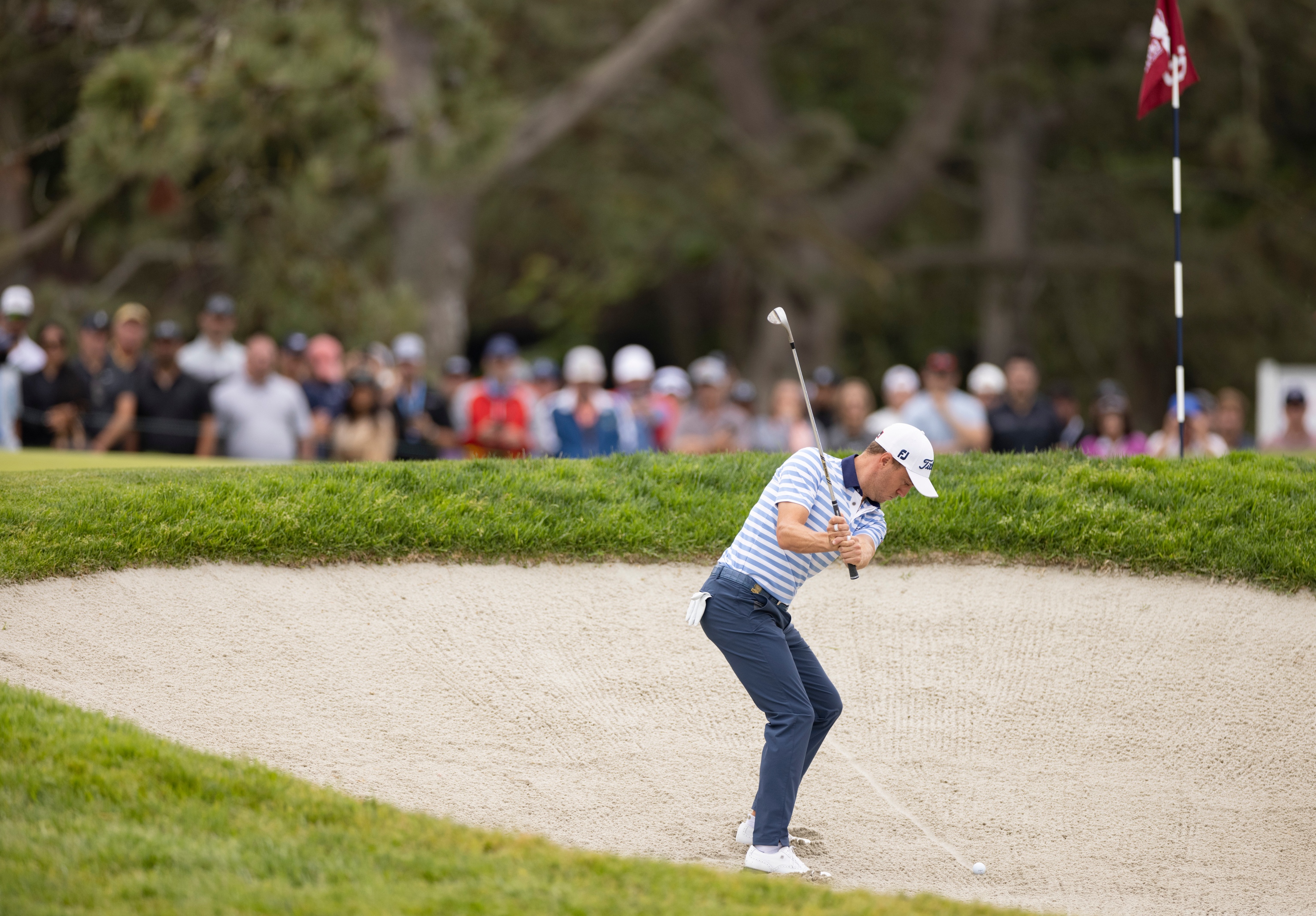 ROLEX TESTIMONEE JUSTIN THOMAS PLAYING A BUNKER SHOT DURING THE FIRST ROUND OF THE 121ST U.S. OPEN