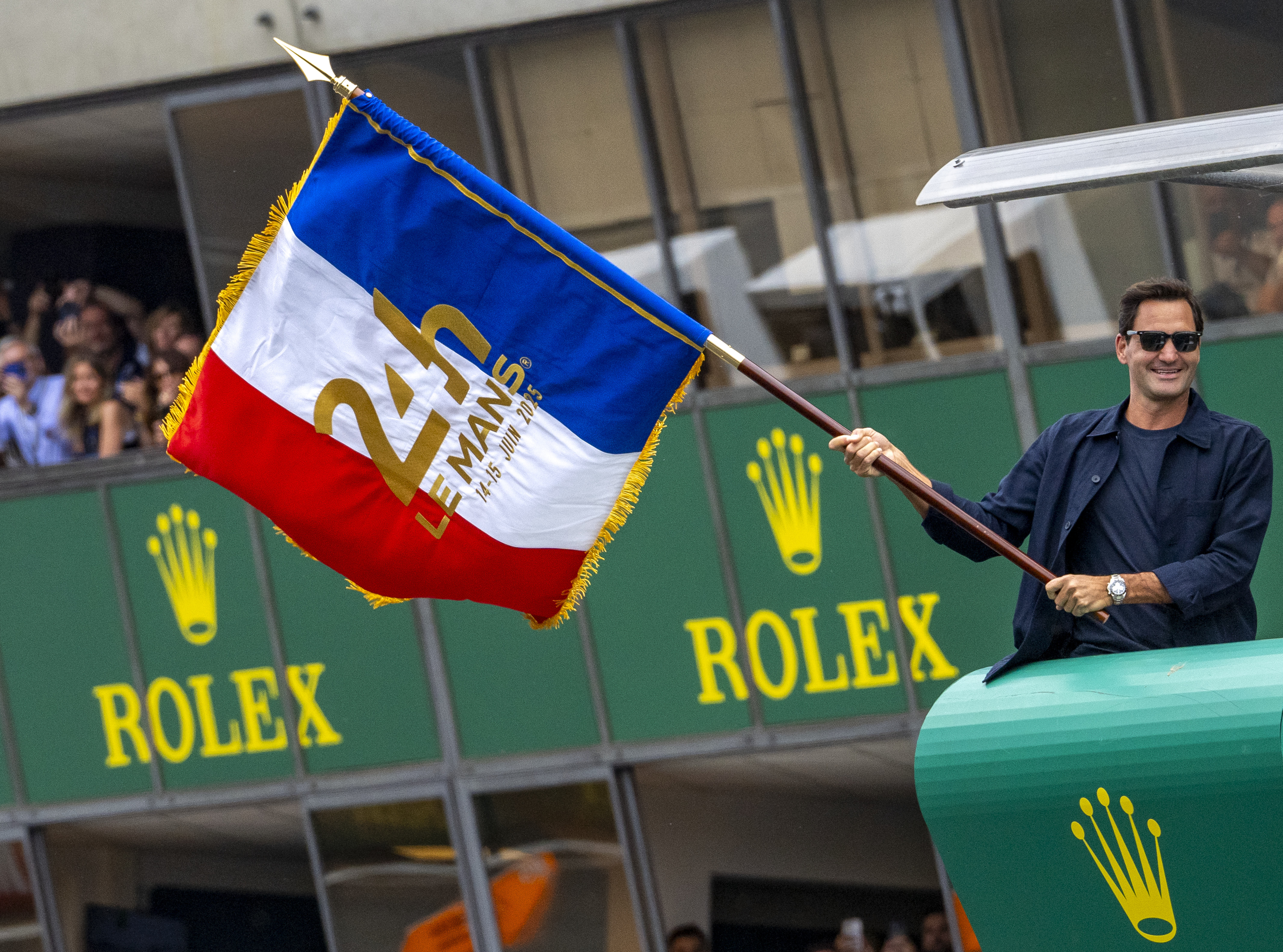 ROLEX TESTIMONEE ROGER FEDERER WAVES THE FRENCH TRICOLOR FLAG TO SIGNAL THE START OF THE RACE
