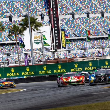 THE FIELD RACING THROUGH THE INTERNATIONAL HORSESHOE