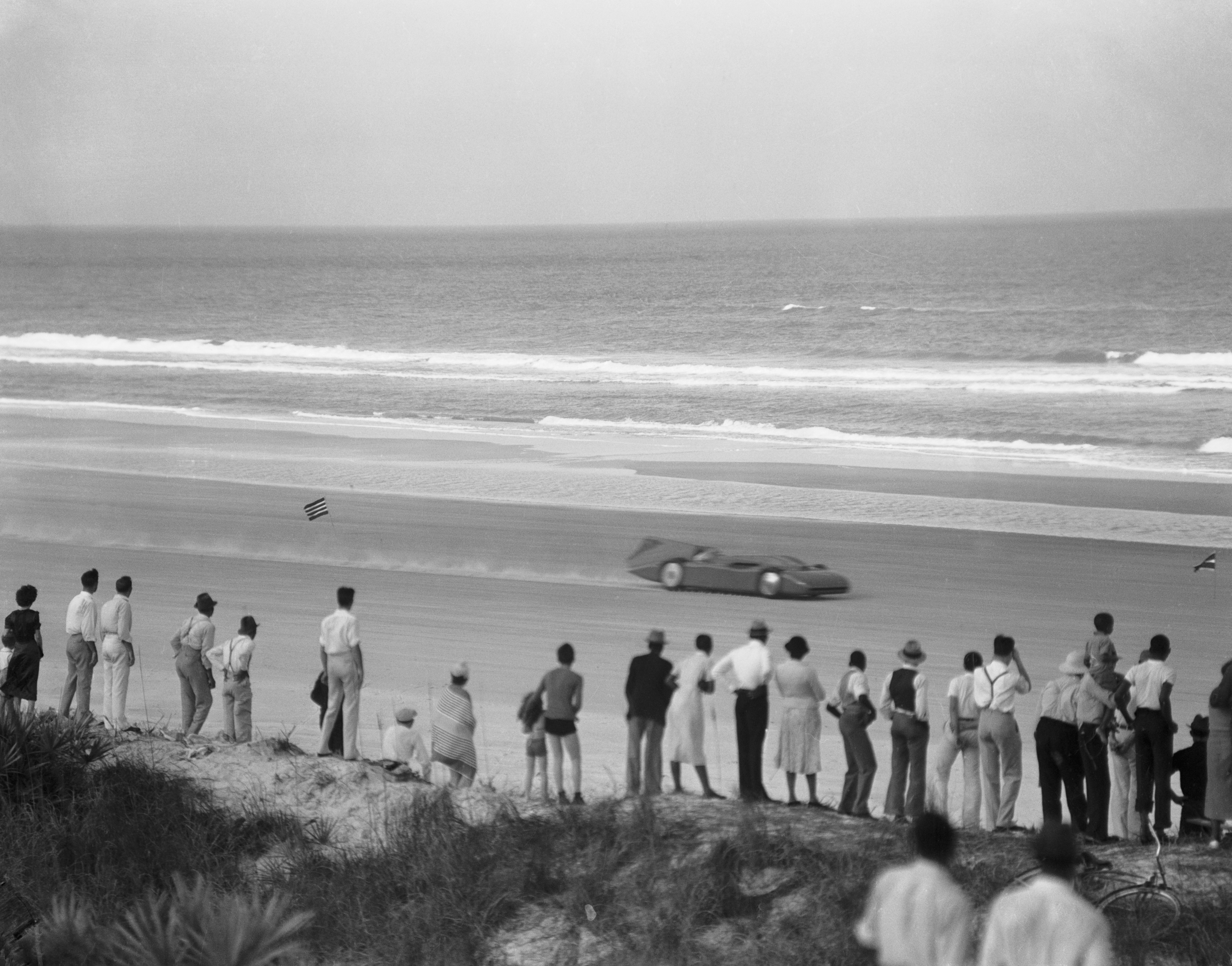 SIR MALCOLM CAMPBELL RACING BLUEBIRD ON DAYTONA BEACH IN 1935