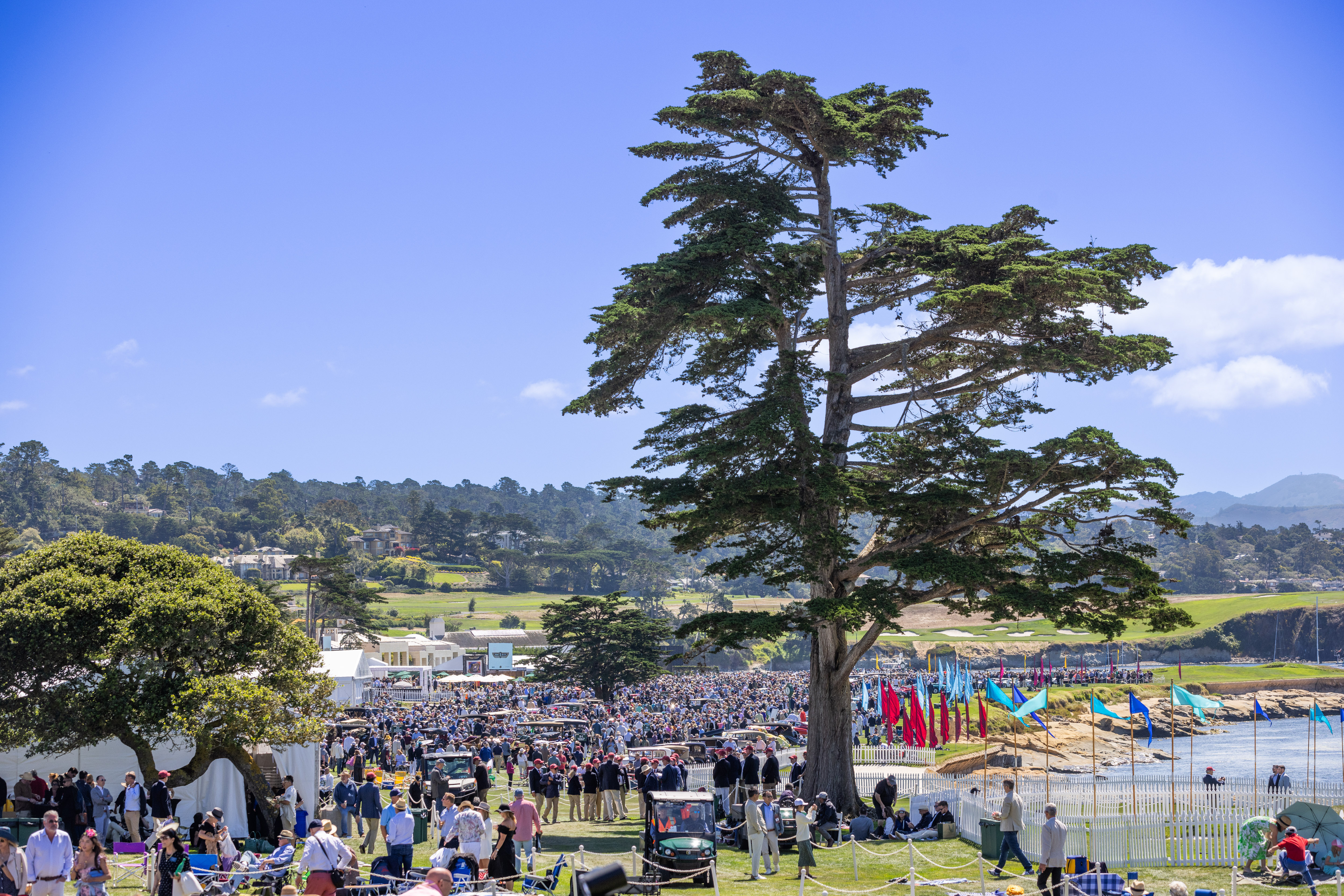CROWDS GATHER ON THE ICONIC 18TH HOLE AT THE PEBBLE BEACH CONCOURS D’ELEGANCE® IN 2024