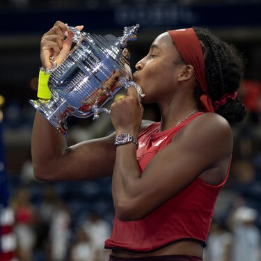 ROLEX TESTIMONEE COCO GAUFF LIFTS THE TROPHY AT THE 2023 US OPEN
