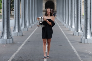 ROLEX TESTIMONEE AND 2023 ROLAND-GARROS CHAMPION IGA SWIATEK WITH THE TROPHY