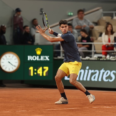 ROLEX TESTIMONEE CARLOS ALCARAZ HITS A FOREHAND AT ROLAND-GARROS 2024