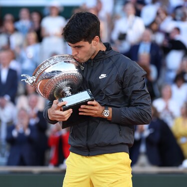 ROLEX TESTIMONEE AND 2024 ROLAND-GARROS MEN’S SINGLES CHAMPION, CARLOS ALCARAZ, LIFTS THE MUSKETEERS’ TROPHY