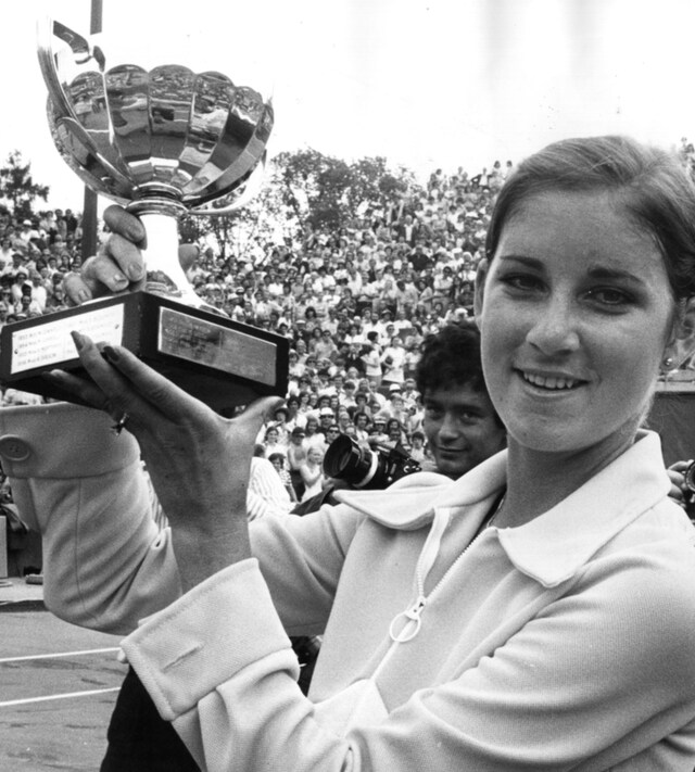 ROLEX TESTIMONEE CHRIS EVERT LIFTS HER MAIDEN TROPHY AT ROLAND-GARROS IN 1974