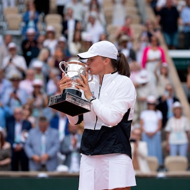 ROLEX TESTIMONEE AND THREE TIME ROLAND-GARROS CHAMPION IGA ŚWIĄTEK LIFTS THE SUZANNE LENGLEN TROPHY IN 2023