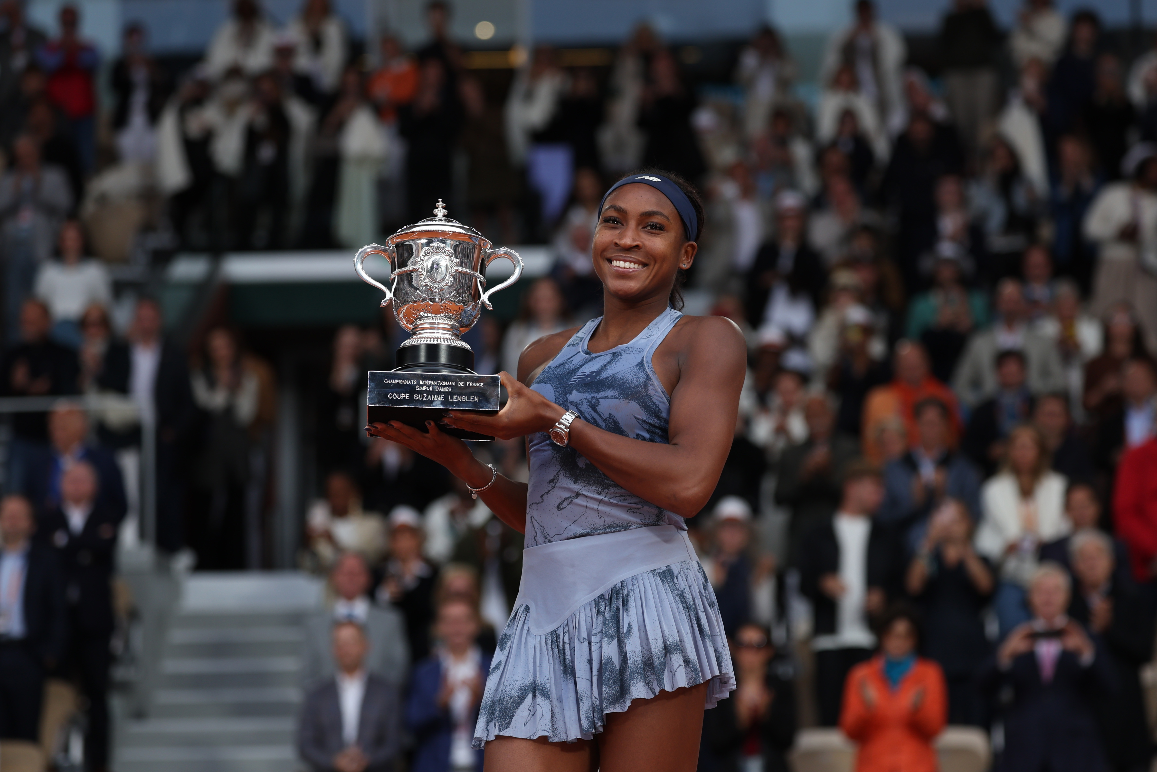 ROLEX TESTIMONEE COCO GAUFF LIFTS THE SUZANN-LENGLEN TROPHY AFTER WINNING THE WOMEN’S SINGLES TITLE AT ROLAND-GARROS 2025
