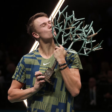 ROLEX TESTIMONEE HOLGER RUNE WITH THE TROPHY AFTER WINNING THE 2022 ROLEX PARIS MASTERS