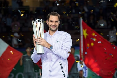 ROLEX TESTIMONEE ROGER FEDERER WITH THE TROPHY AFTER WINNING THE 2017 ROLEX SHANGHAI MASTERS