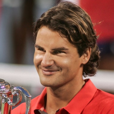 ROLEX TESTIMONEE AND FIVE-TIME SINGLES  CHAMPION, ROGER FEDERER, LIFTING THE  2008 US OPEN TROPHY