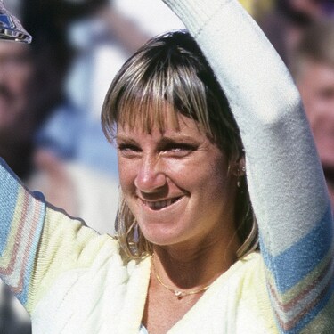 ROLEX TESTIMONEE AND SIX-TIME SINGLES CHAMPION, CHRIS EVERT, WITH THE US OPEN TROPHY IN 1980