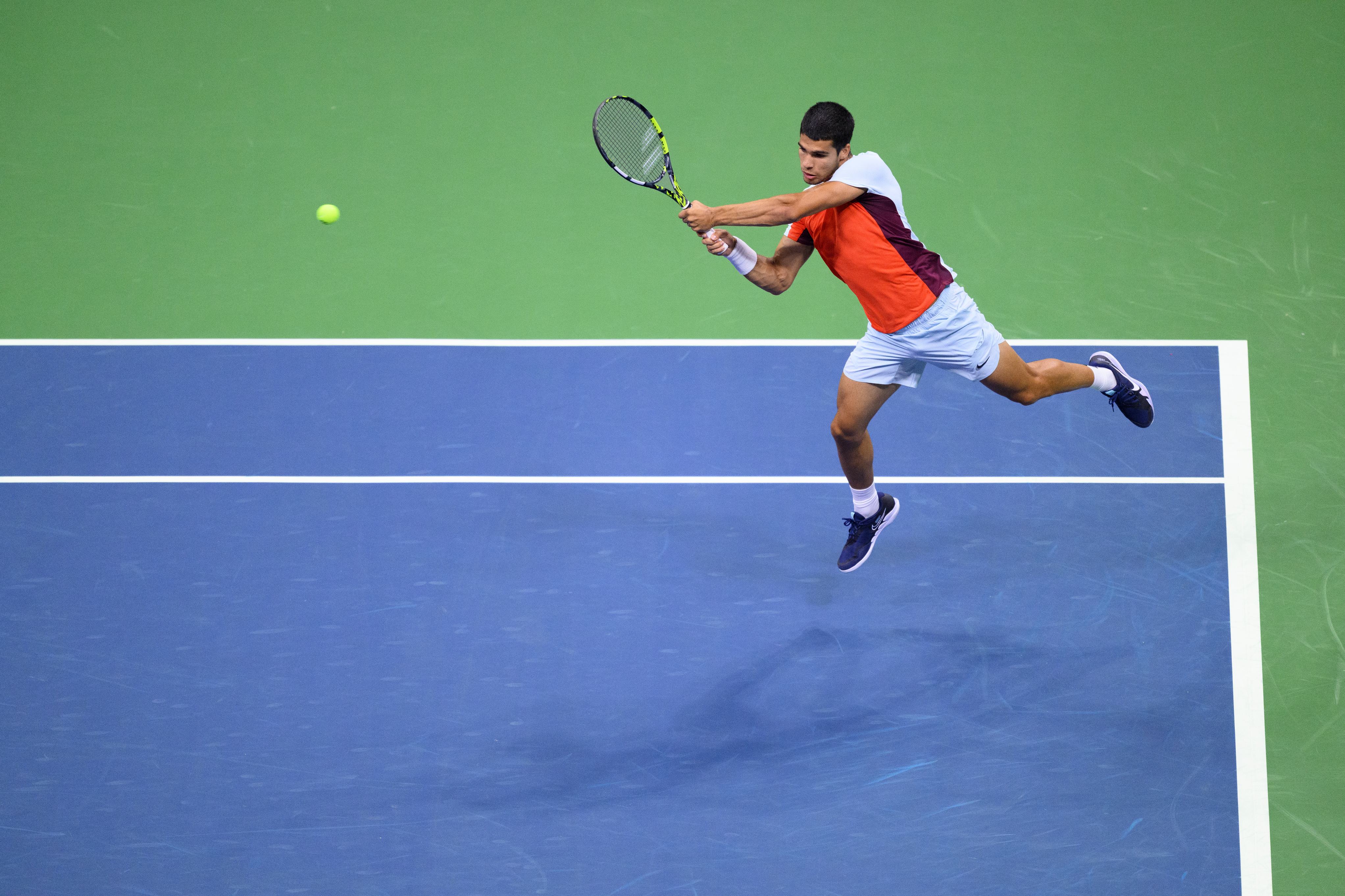 ROLEX TESTIMONEE CARLOS ALCARAZ PLAYS A BACKHAND AT THE US OPEN 2022