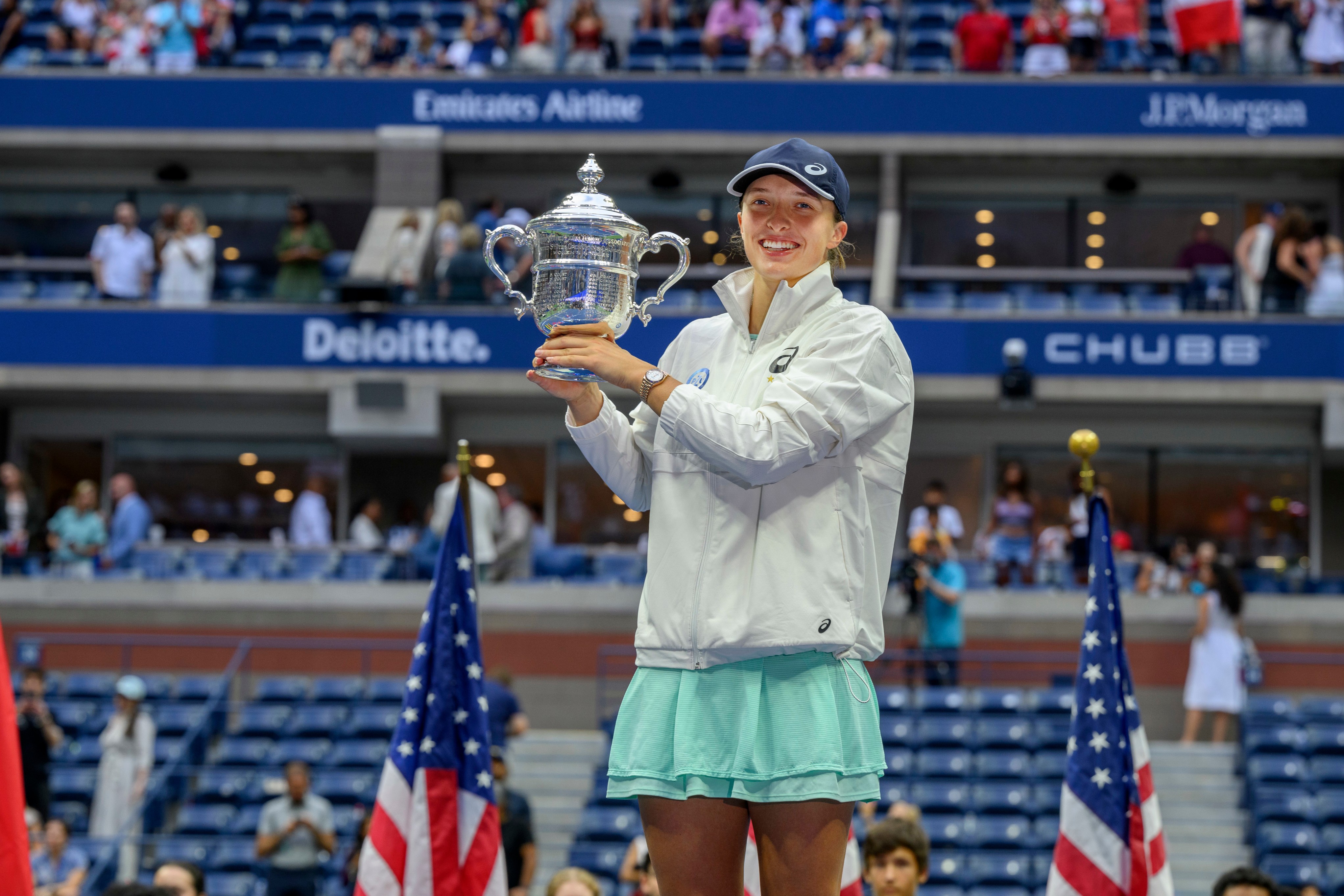ROLEX TESTIMONEE AND 2022 US OPEN CHAMPION IGA ŚWIĄTEK RECEIVES THE TROPHY