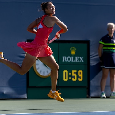 ROLEX TESTIMONEE QINWEN ZHENG HITS A FOREHAND AT THE 2023 US OPEN