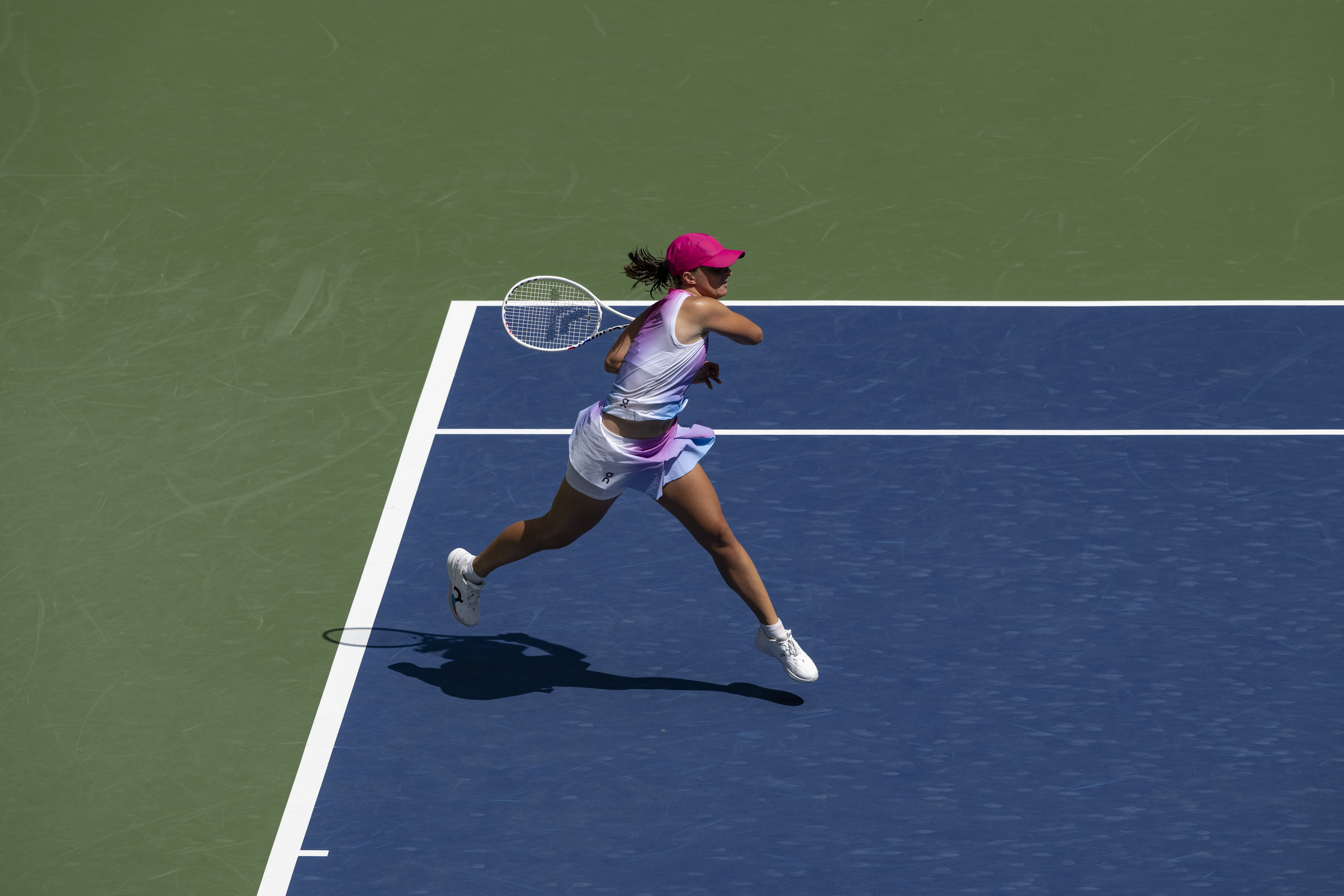 ROLEX TESTIMONEE IGA ŚWIĄTEK PLAYS A FOREHAND AT THE 2024 US OPEN