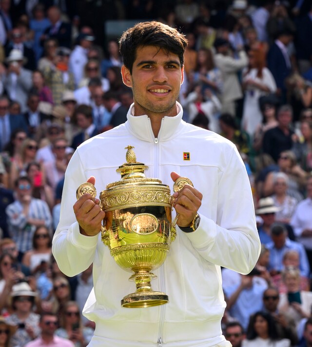 ROLEX TESTIMONEE AND 2024 WIMBLEDON GENTLEMEN'S SINGLES CHAMPION, CARLOS ALCARAZ, WITH THE WINNERS' TROPHY
