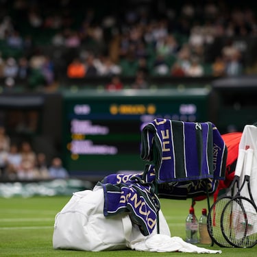 THE KIT OF ROLEX TESTIMONEE AND RECORD EIGHT-TIME GENTLEMEN’S SINGLES CHAMPION ROGER FEDERER ON CENTRE COURT